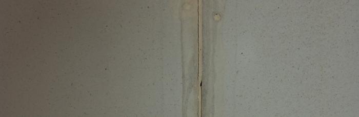 Chybné spojení desky na stěně dřevostavby