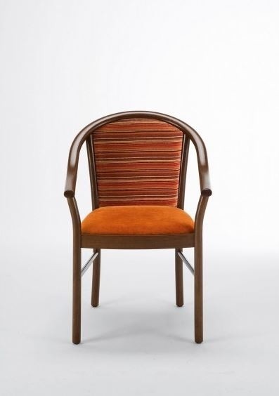 Fotografie dřevěných židlí Dracola