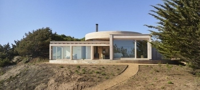 Nádherný dům ze dřeva a kamene stojí na pobřeží oceánu