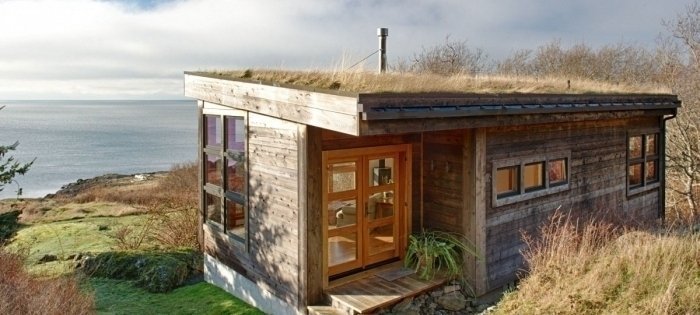 Ekologický tiny house se zelenou střechou