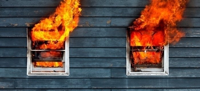 Hořící dům. Spousta lidí si myslí, že oheň stráví dřevostavbu rychle. Opak je pravdou...