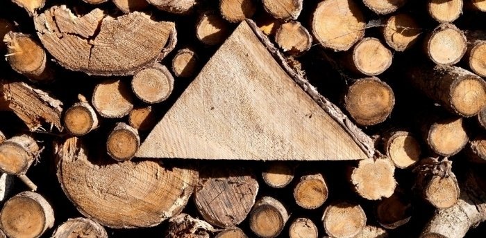 Originální dřevník může tvořit i postava sedícího muže.