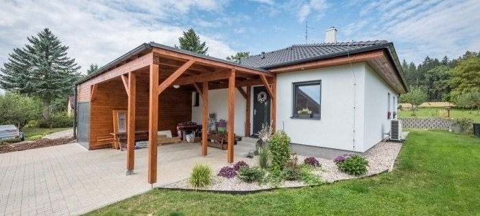 dřevěná pergola u domu