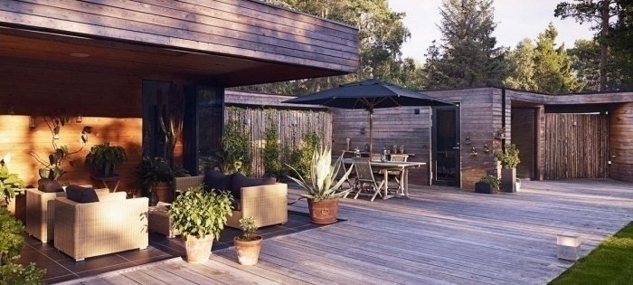 Luxusní bungalov stojí mezi vzrostlými borovicemi