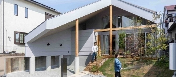 Základy nově stojící dřevostavby jsou navržené nad výškovou úrovní terénu