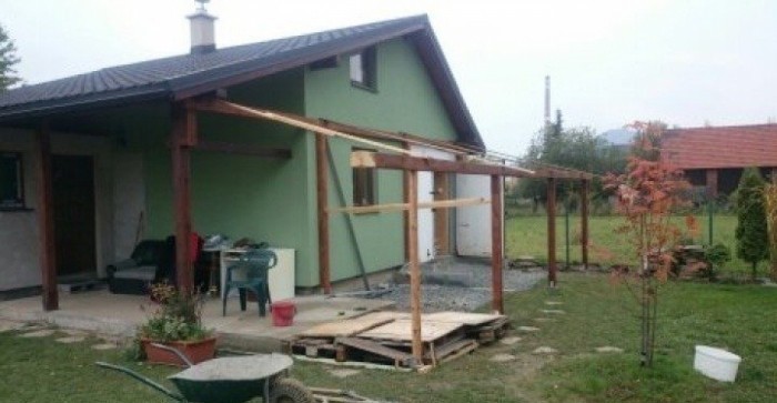Ze starého návěsu postavil svépomocí dům