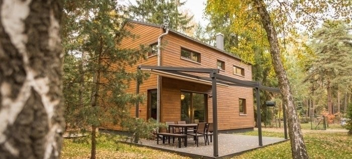 Moderní dřevostavba s celodřevěnou fasádou