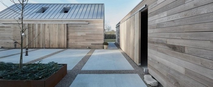 Trojitý bungalov z bílého dřeva vyzařuje klid a pohodu