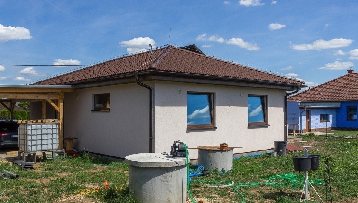 Pohled na dům béžové barvy s garáží