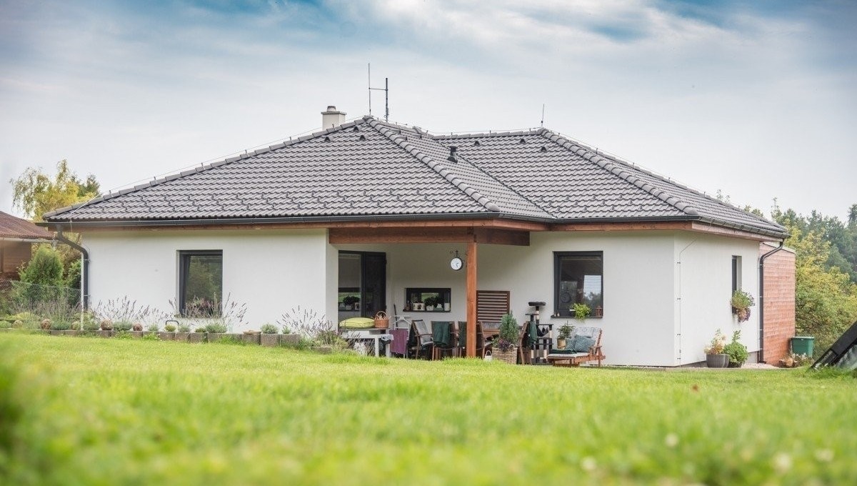 Chci bydlet rychle a vlézt se do 3,5 mil – tento bungalov na klíč je přímo pro vás