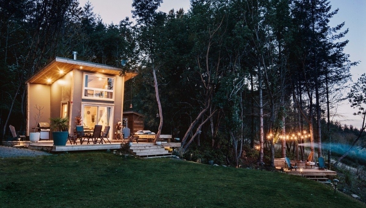 Tiny house na břehu jezera sloužil jako místo ke svatbě
