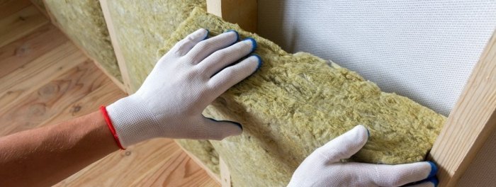 Muž stávící dřevostavbu svépomocí