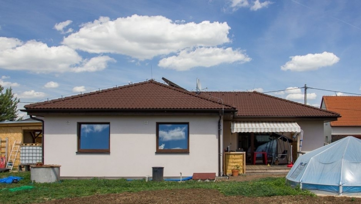 Pohled na dům béžové barvy s garáží