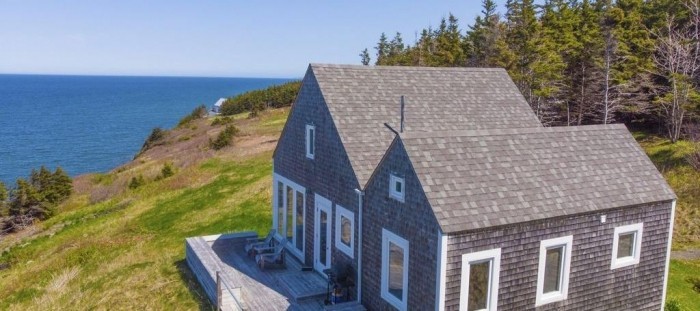 Tradiční tiny house na břehu kanadského ostrova