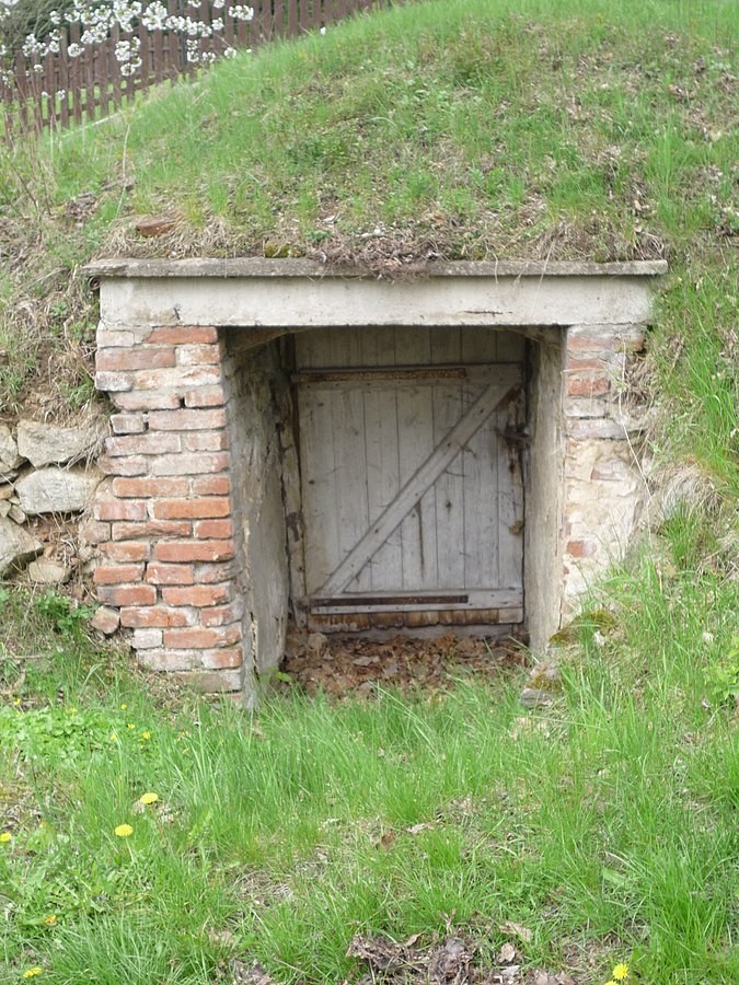 malý sklep na zahradě