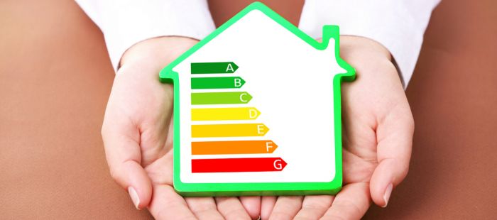 Energetický štítek obálky budovy na dřevěném podkladu