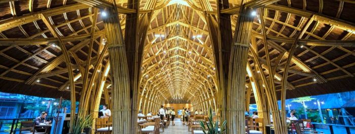 Vietnamská restaurace se střešním dómem z bambusu