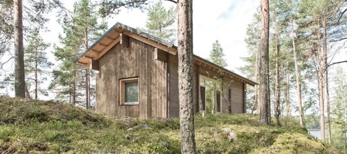 Jednoduchá dřevěná chata ukrytá v lese