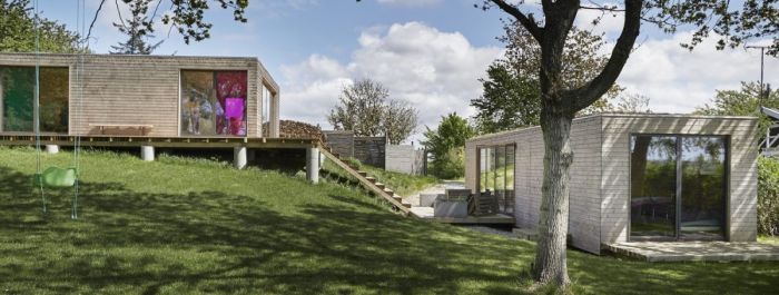 Dánská dřevostavba Summerhouse, která hraje všemi barvami
