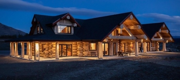 Luxusní srub z ručně opracovaných klád stojí na Novém Zélandě