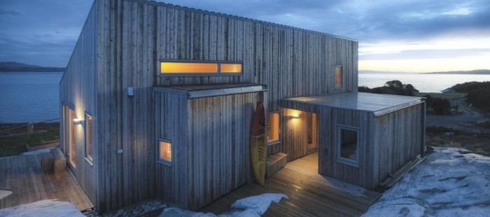 Skromná dřevěná chata stojí v norské přírodě