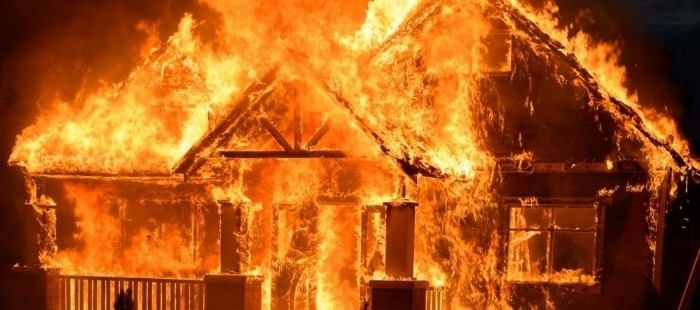 Hořící dům. Spousta lidí si myslí, že oheň stráví dřevostavbu rychle. Opak je pravdou...