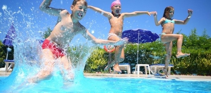 Zapuštěný bazén skvěle zapadne do zahrady a pro děti se stane rájem.