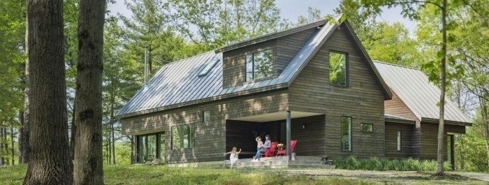 Tento dřevěný domek ukrývá dokonalé bydlení pro mladou rodinu