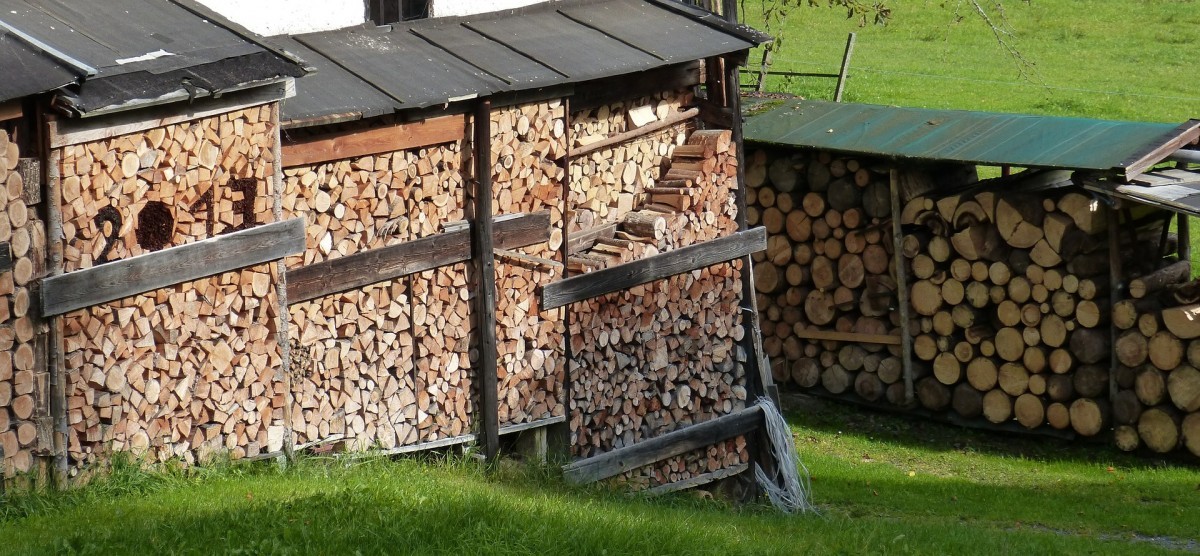 Jak skladovat dřevo, aby správně hořelo?