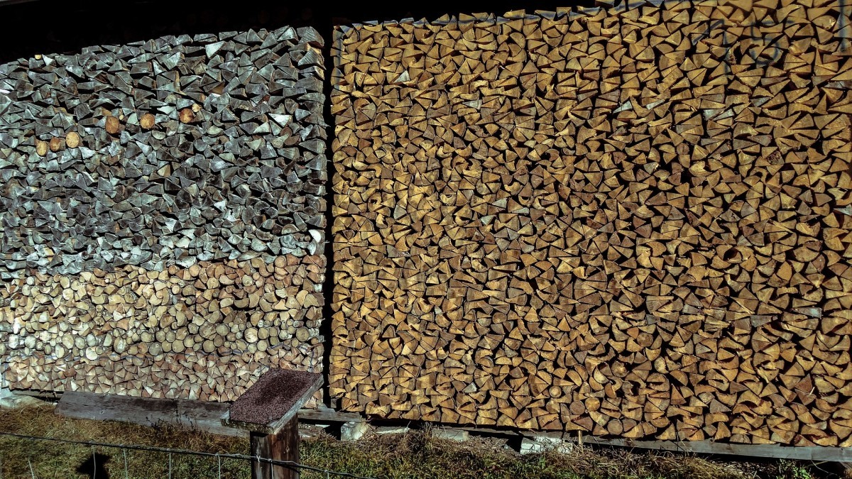 Jak skladovat dřevo, aby správně hořelo?