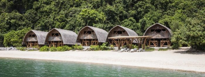Bambusové domky na pláži ve Vietnamu