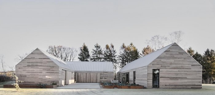 Trojitý bungalov z bílého dřeva vyzařuje klid a pohodu