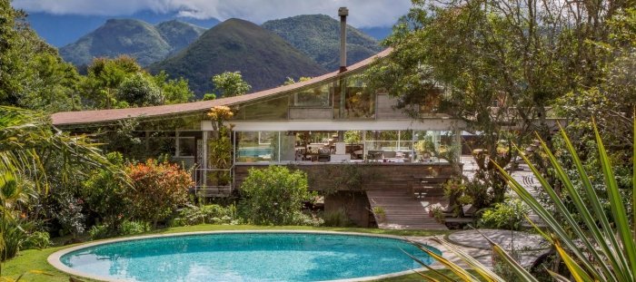 Dům v Brazílii je doslova srostlý s okolní přírodou
