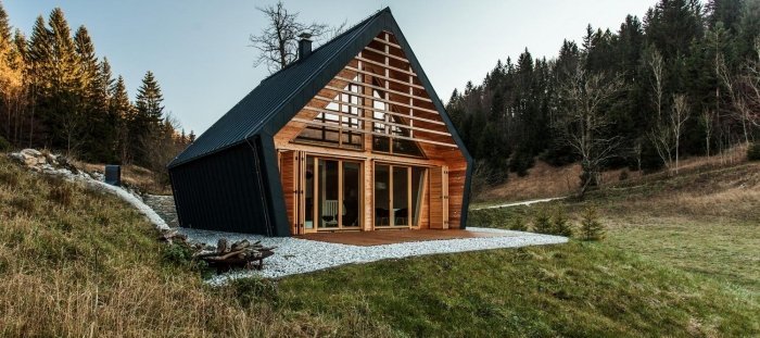 Malá prázdninová chata stojí na kraji lesa - inspirace