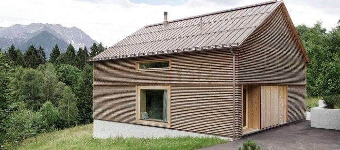Nová dřevěná chatka napodobuje tradiční farmářské domy
