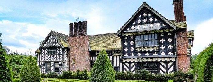 Třípatrová hrázděná stavba Little Moreton Hall