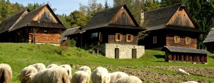Pohled na Valašskou dědinu v Rožnově pod Radhoštěm