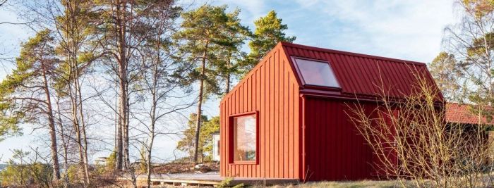 Malý domek je natřený na červeno, což je tradiční barva švédských domků