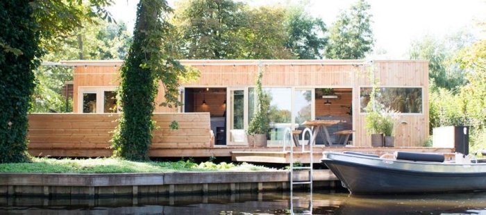Dřevěná chata stojí přímo u řeky