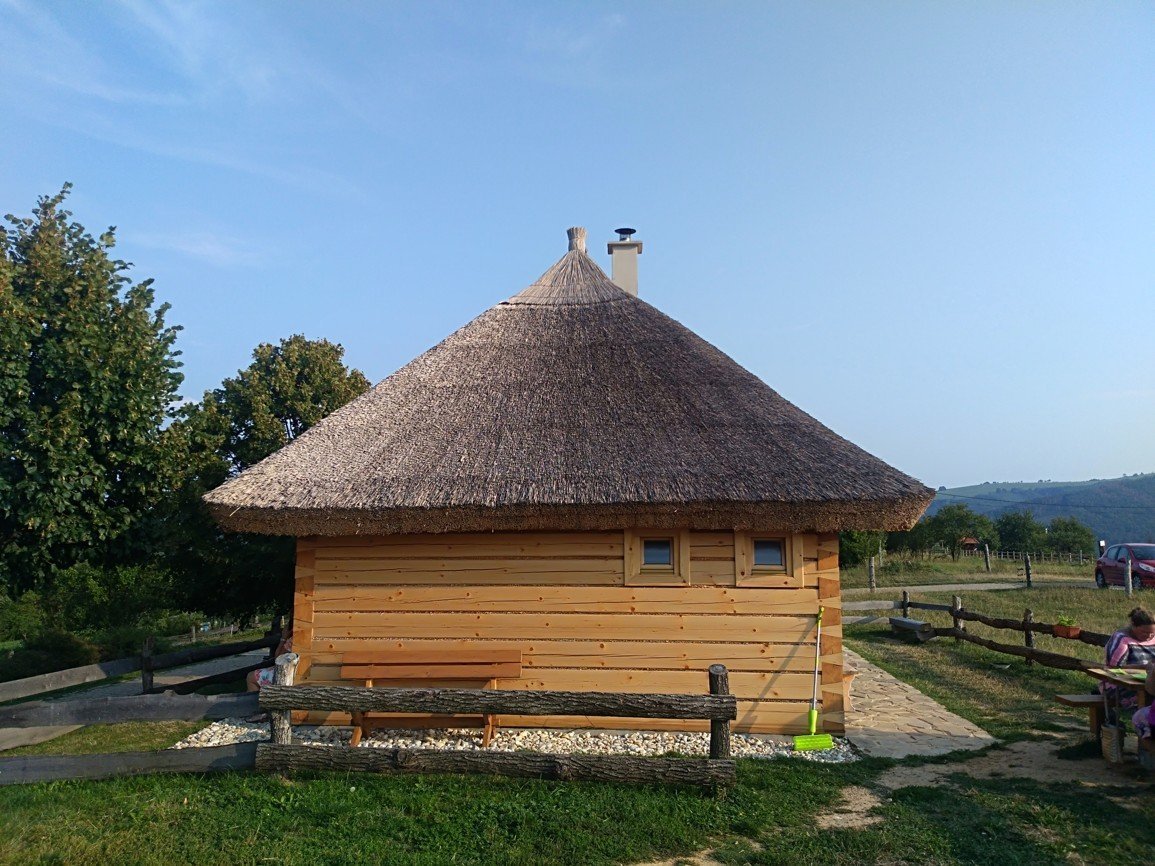 Tradiční roubenka s doškovou střechou na Žítkové