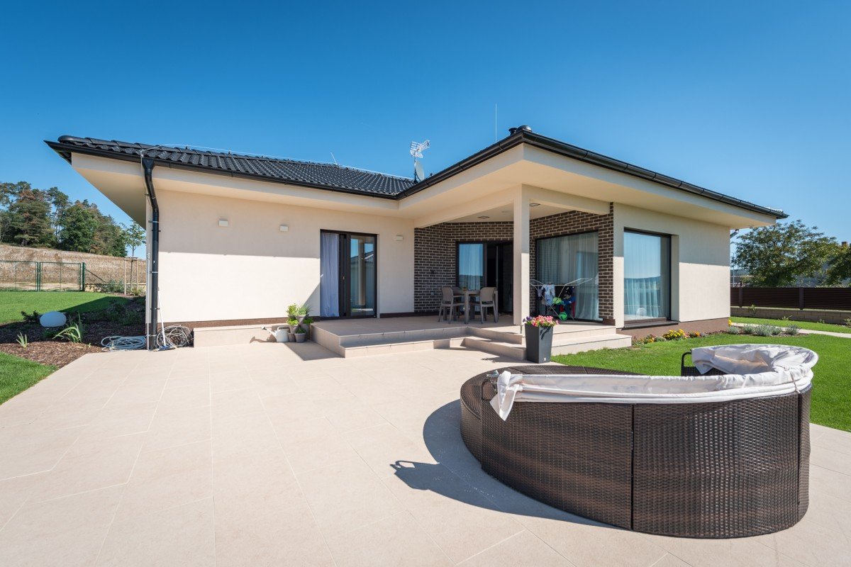 Moderní bungalov do tvaru L