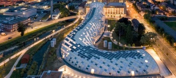Rozlehlá dřevěná stavba ve Švýcarsku připomíná housenku