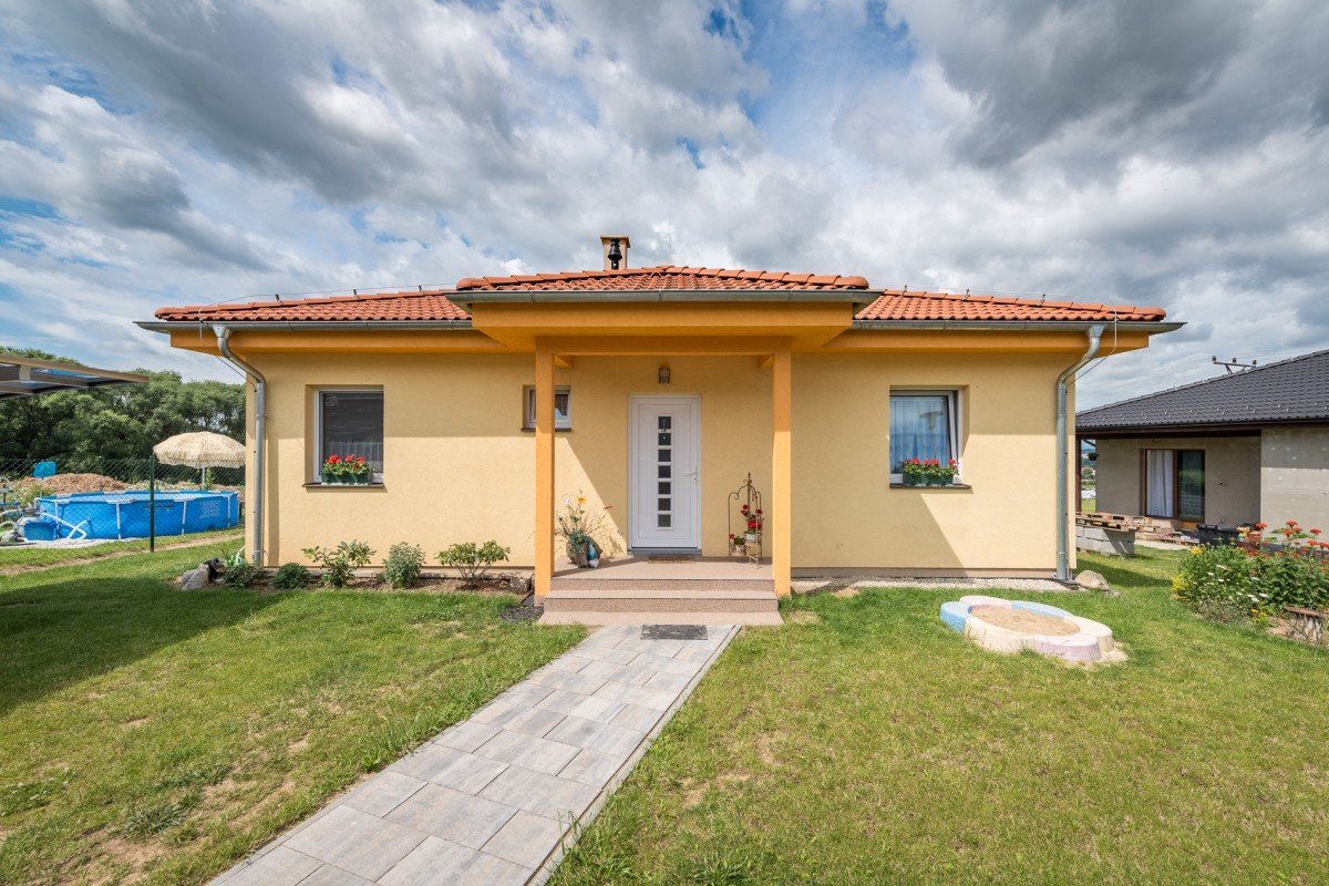 dřevěná stříška nad vchodové dveře