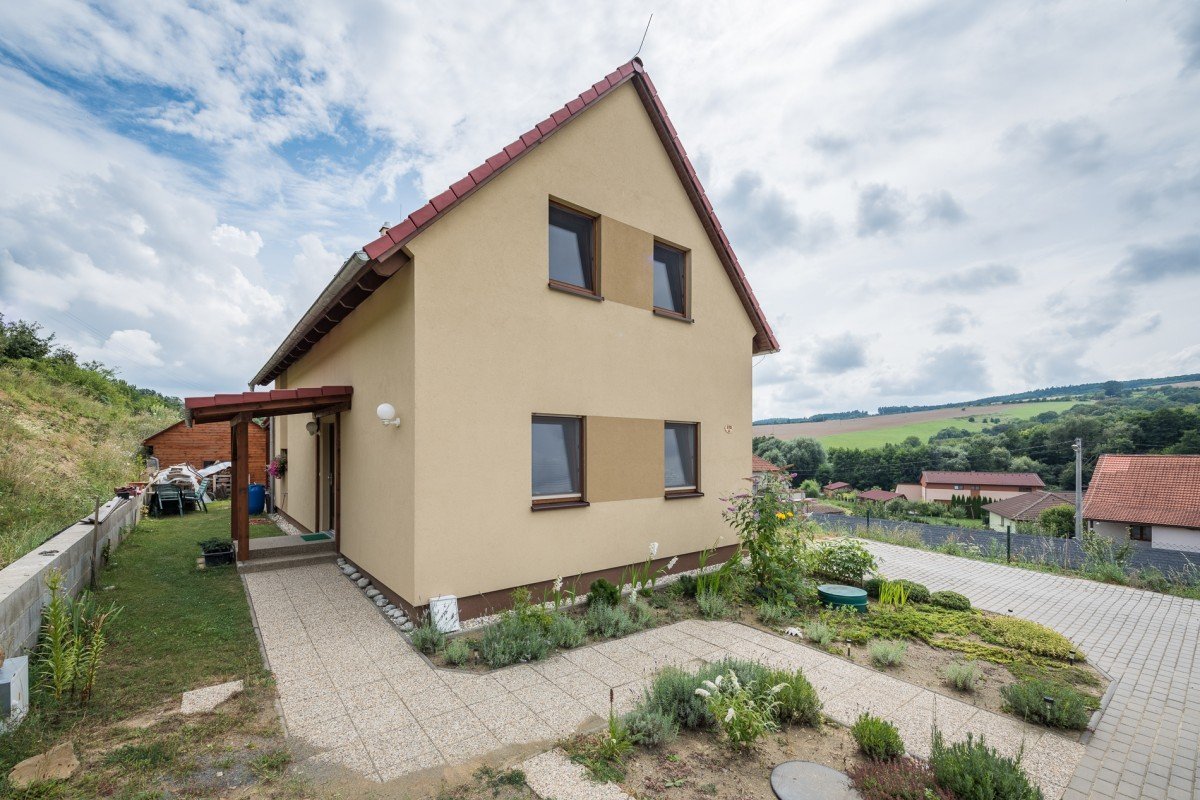 dřevěné stříšky nad vchodové dveře