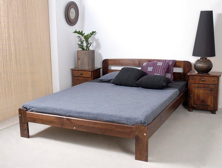 Manželská postel z masivního borovicového dřeva