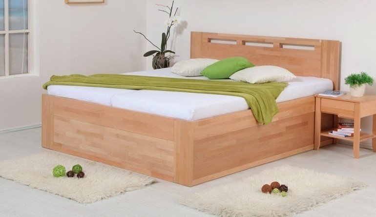 Manželská postel z masivního bukového dřeva vhodná pro seniory