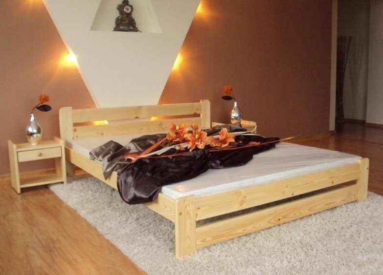 Manželská postel z masivní borovice