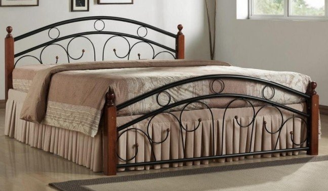 Kovová postel v kombinaci se dřevem dřeva