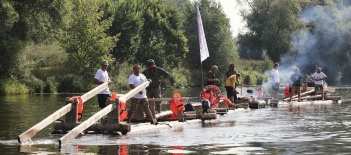 Plavení dříví pro rekonstrukci věže domu Kalich