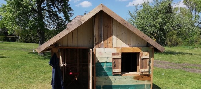 Zahradní domek pro děti z palet a zbytků dřeva